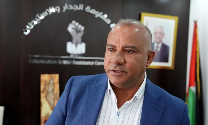 الاحتلال يقتحم منزل رئيس هيئة مقاومة الجدار والاستيطان ويخربه