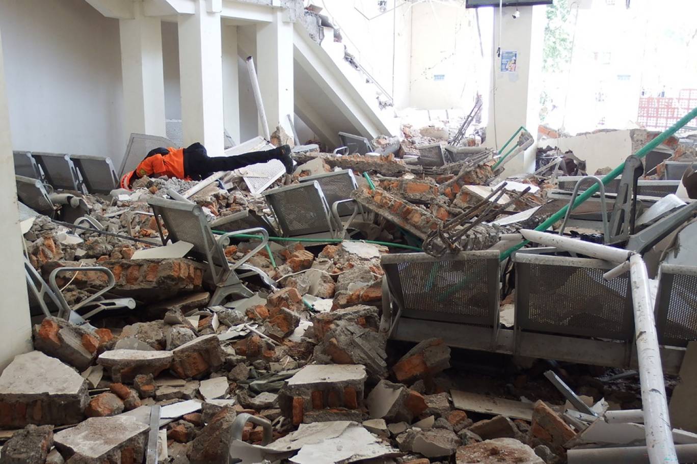 وفاة 47 شخصا على الأقل جراء زلزال في إندونيسيا
