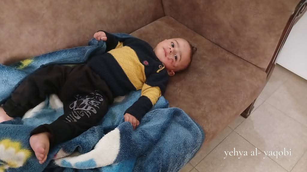 طفل ينجو من الموت المحقق وظل ليلة كاملة تحت  ركام مدرسة دار الارقم