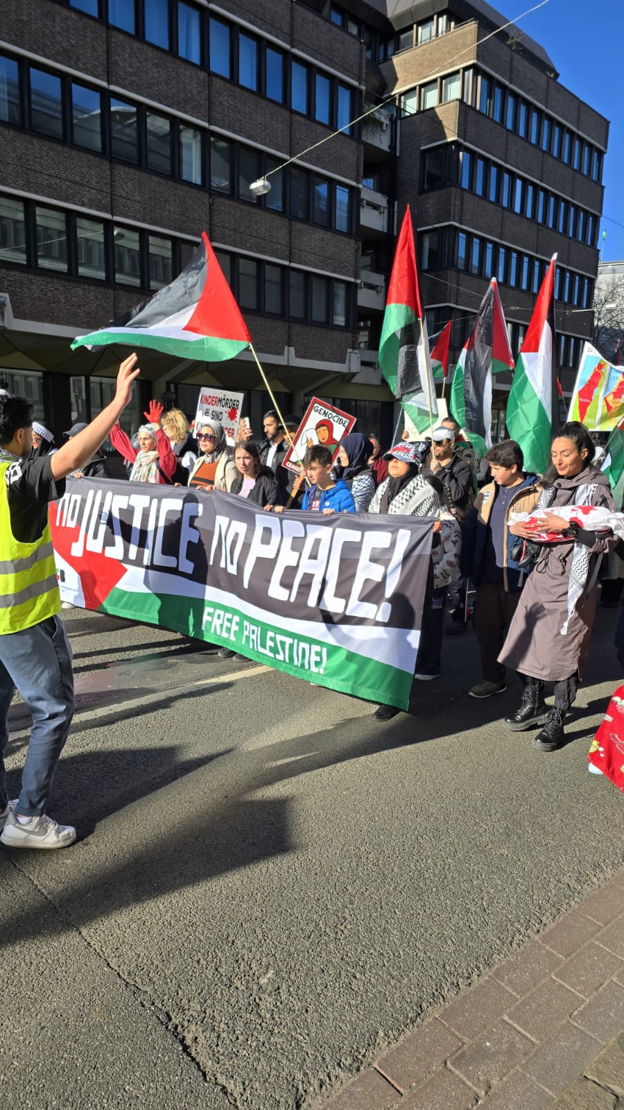 مسيرة اكفان  بمدينة بريمن الألمانية تنديدا باستمرار مجازر  ومذابح الاحتلال في غزة