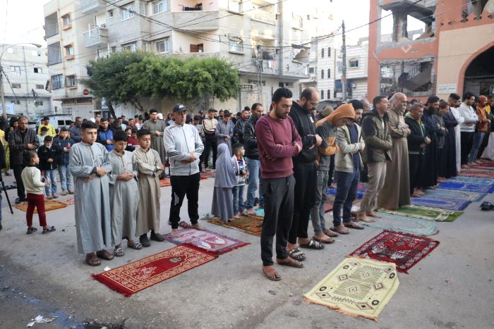 الغزيون يؤدون صلاة العيد فوق أنقاض المساجد وسط غياب مظاهر الفرح والقصف المتواصل