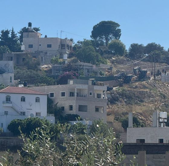 الاحتلال يقتحم دير ابزيع  ويجرف أراضي فيها 