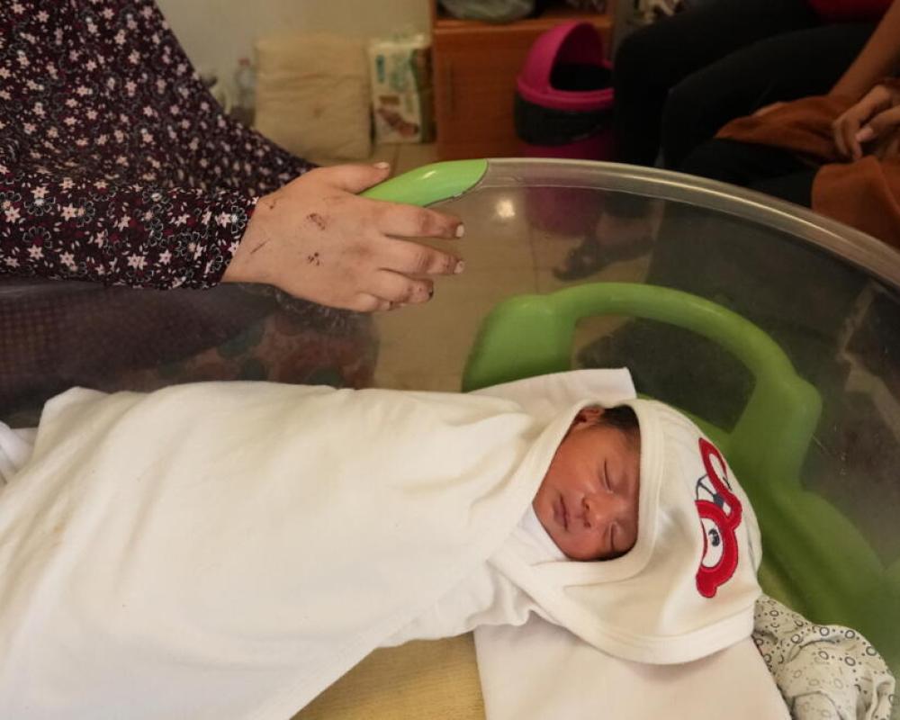 تقرير: أزمة صحية تهدد حياة خدج ورضّع في القطاع