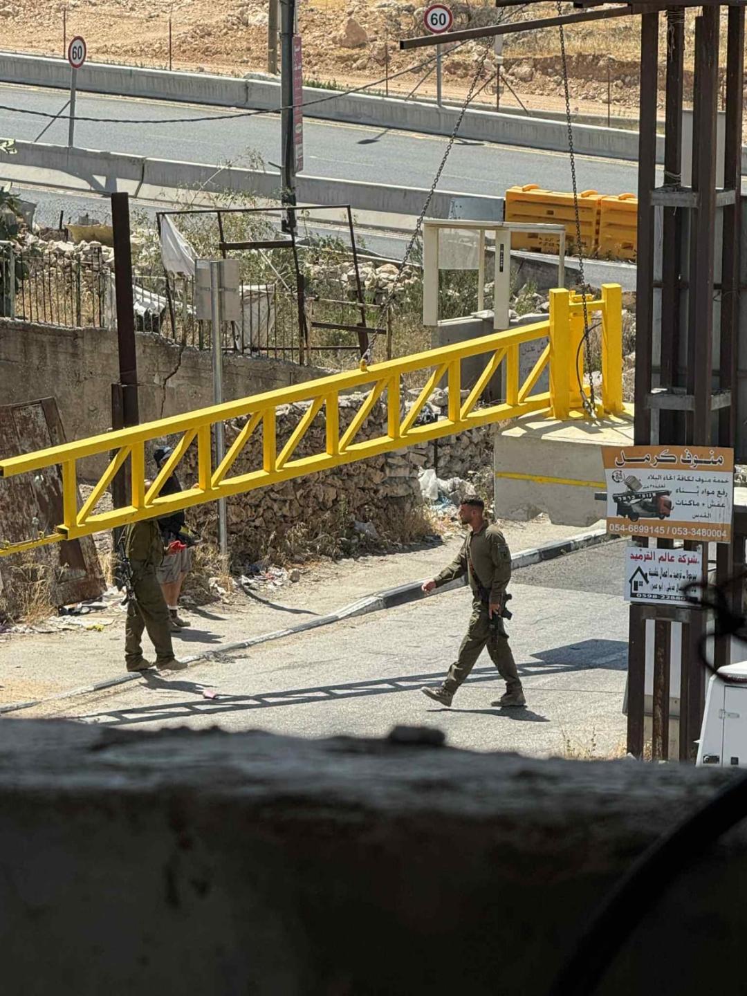 الاحتلال يغلق بوابتي حزما