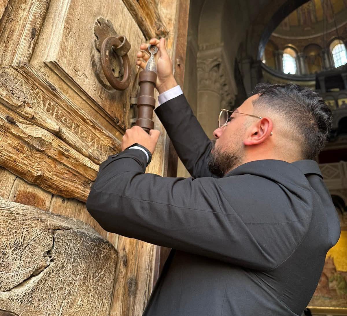 الاحتلال يعيد فتح أبواب كنيسة القيامة في القدس