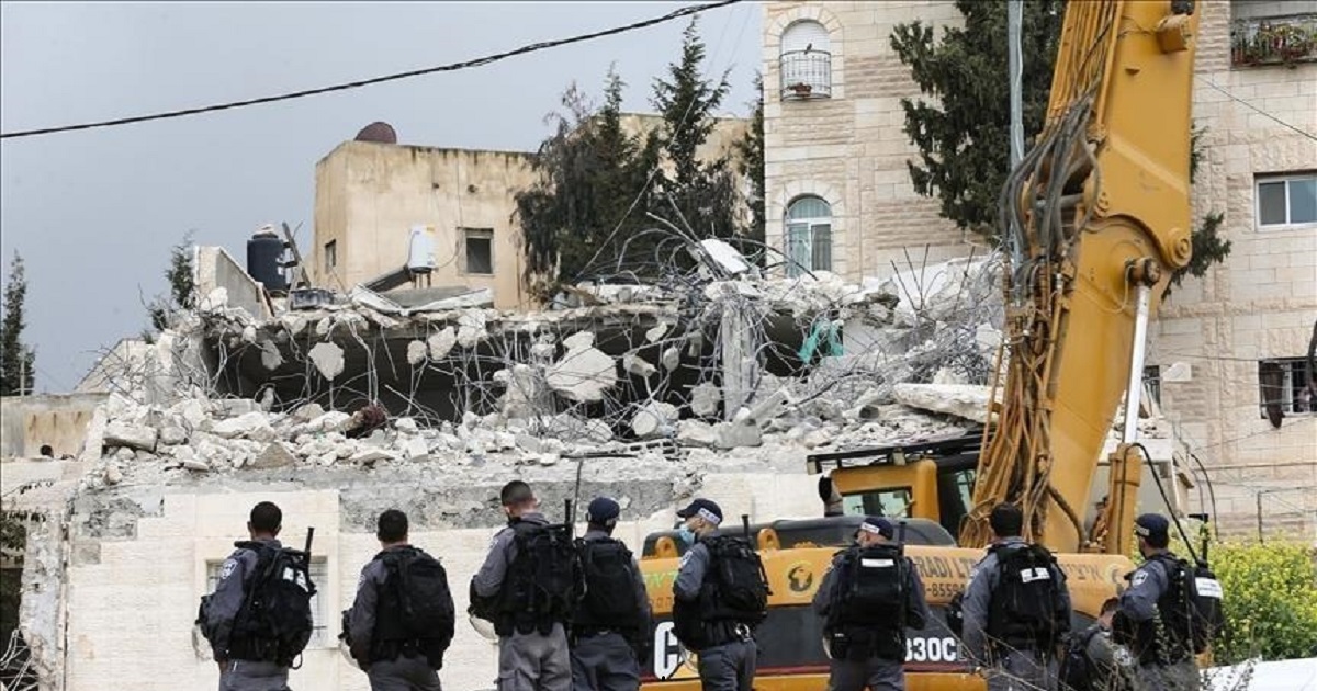 الاحتلال يخطر عائلة من زواتا بهدم منزلها