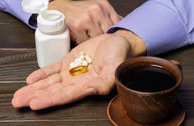 لماذا يحذر الخبراء من  شرب القهوة مع بعض أنواع الأدوية