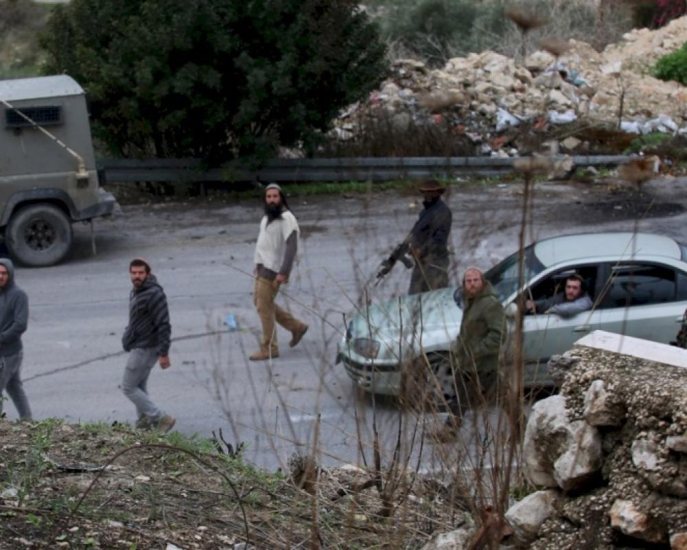 مستوطنون يهاجمون مركبات المواطنين شمال شرق رام الله