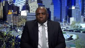 وزير خارجية بريطانيا يُقر بمقتل المئات من عمال الإغاثة بغزة