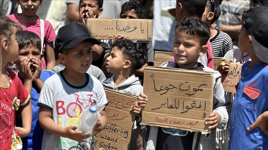 أطفال غزة في صرخة  للعالم :  نحن نموت جوعا