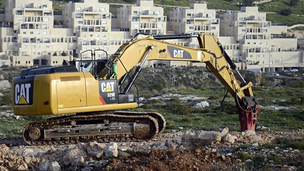 مستوطنون يشقون طريقا  في عراق بورين