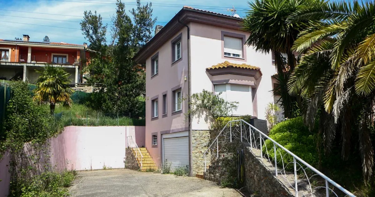  توقيف زوجين احتجزا أطفالهما 3 سنوات بين القمامة