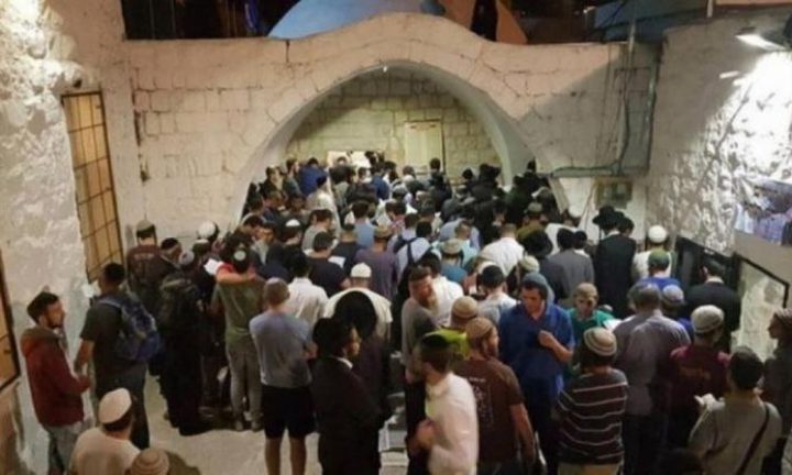 مئات المستوطنين يقتحمون "مقام يوسف"