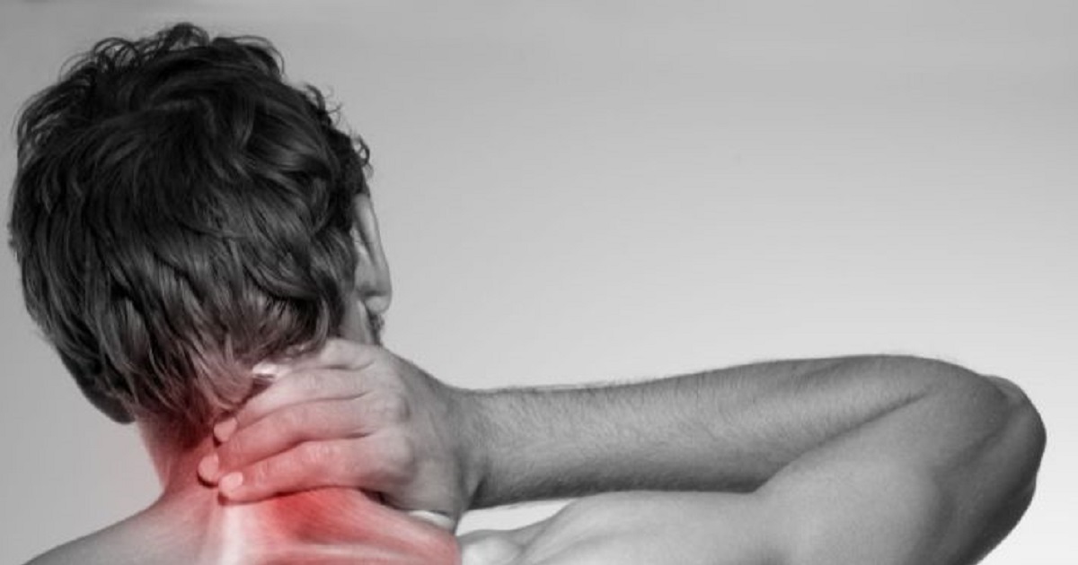 أعراض شد عضلات الرقبة وطرق فعالة لتخفيفها منزليًا