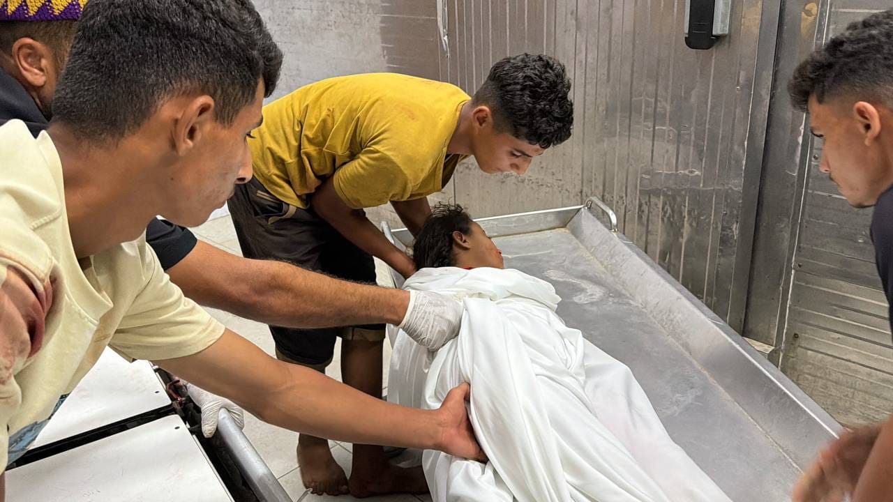 محدث: شهيدان بينهم طفلة ومصابون في 3 غارات اسرائيلية على خيام النازحين غربي مدينة خان يونس