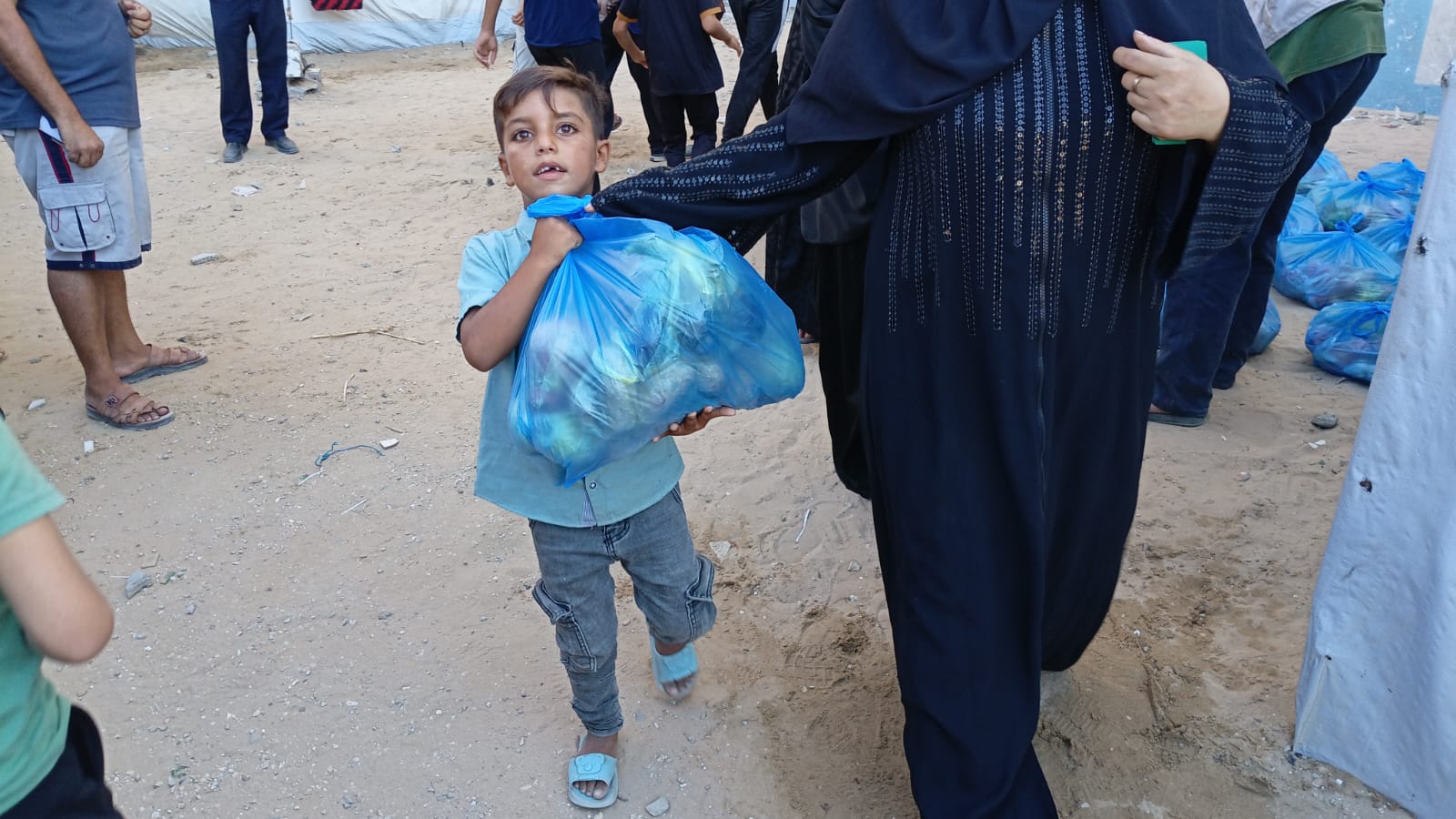 الجالية الفلسطينية في بريمن توزع طرود غذائية على الاسر النازحة في غزة