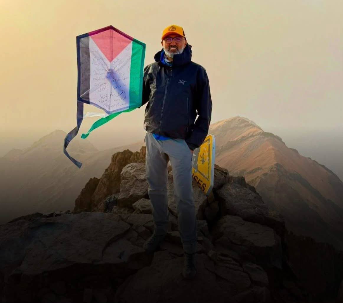 ردا على قرار حكومة الاحتلال ...متسلق اردني يرفع طائرة ورقية تحمل علم فلسطين فوق اعلى قمة في اوروبا 