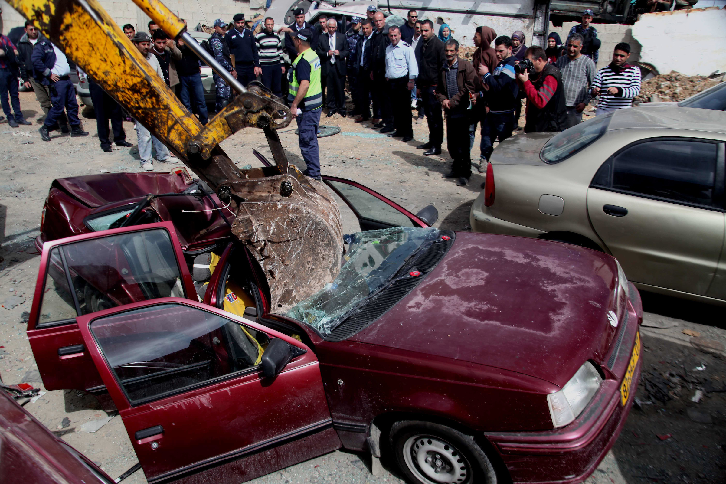 فيديو : الشرطة الفلسطينية والأجهزة الامنية تشرع بحملة ضد السيارات الغير قانونية في الضفة الغربية