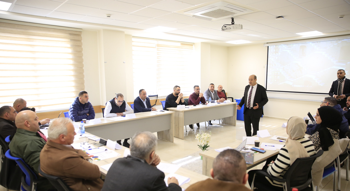 أبو زيد يحاور متدربي برنامج الإدارة والقيادة حول المفاوضات وإدارة الأزمات