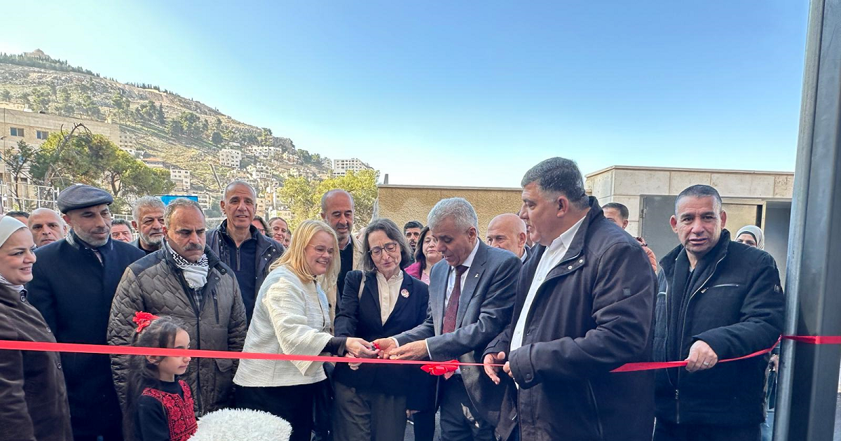 برهم يفتتح مدرسة محمود درويش في نابلس ويتفقد عدداً من مدارس المحافظة