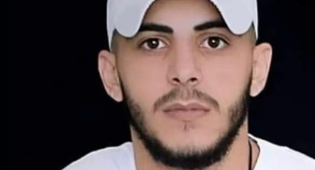 والدته تضعه أيقونة في صدرها ... أحمد الخراز ،،، طورد واعتقل رغم صغر سنه ومازالت العائلة تنتظر حريته  