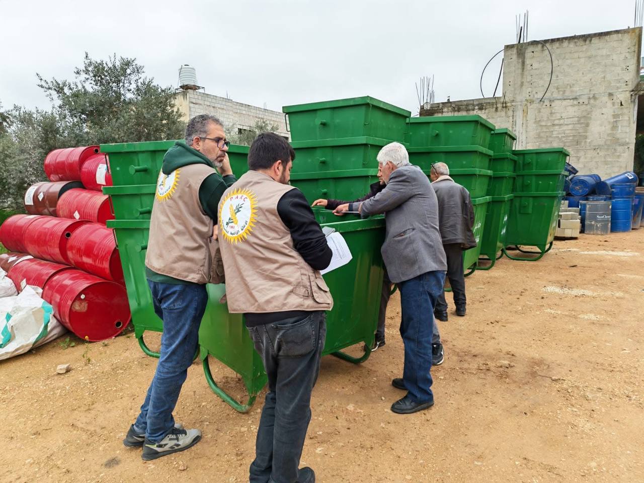 الإغاثة الزراعية تسلم حاويات وسياجات معدنية في بلدتي قصرة ودوما