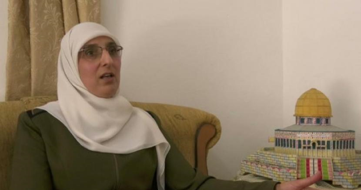 الاسيرة  انتصار العواودة تروي تفاصيل الانتهاكات المؤلمة والقاسية التي تعرضت لها   