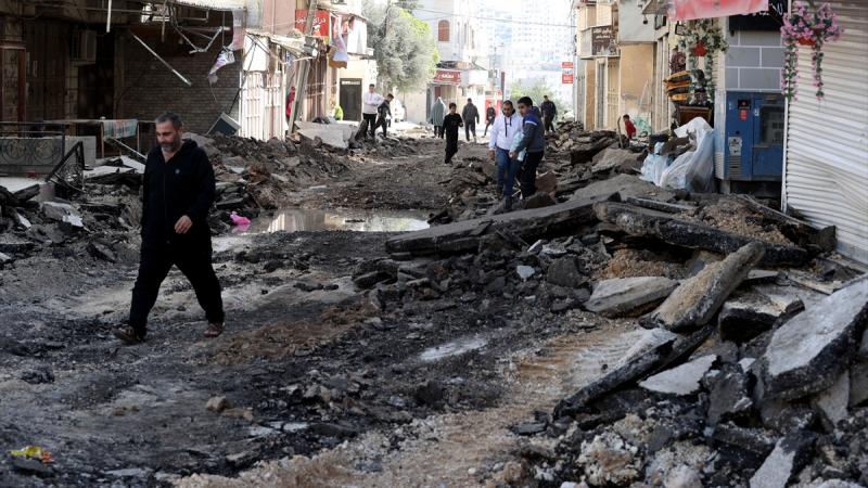 أهالي مخيم طولكرم يخلون منازلهم المهددة بالهدم .. والعدوان يتواصل على الموطنين 