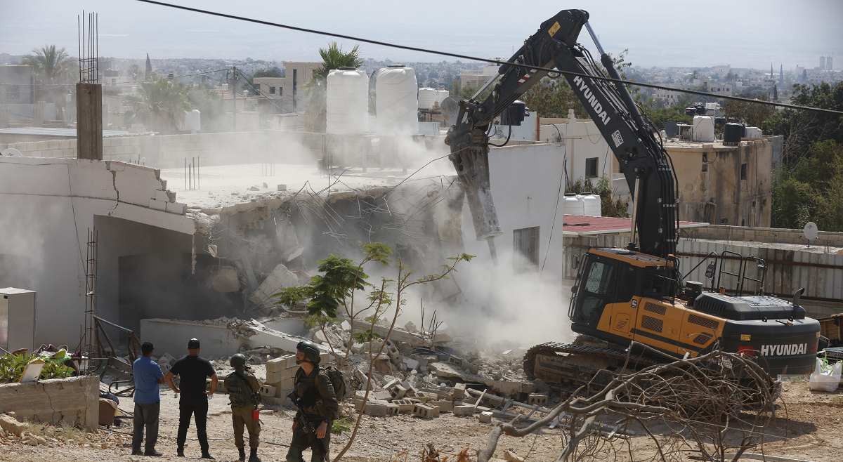 سابقة تحت اعين جيش الاحتلال : المستوطنون ينفذون عمليات هدم بأنفسهم لمنازل فلسطينية بممنطقة الديوك التحتا