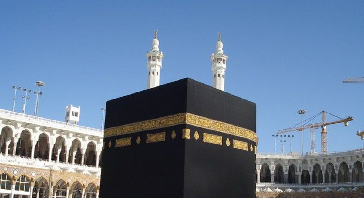 فجر غد الجمعة.. سماء مكة تشهد تعامد القمر الأحدب على الكعبة 