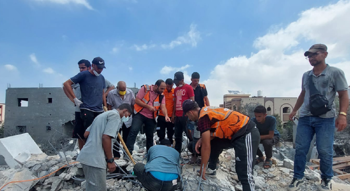 انتشال 6 مواطنين  بينهم طفلان  إثر انهيار سقف منزلهم بفعل العاصفة غربي غزة