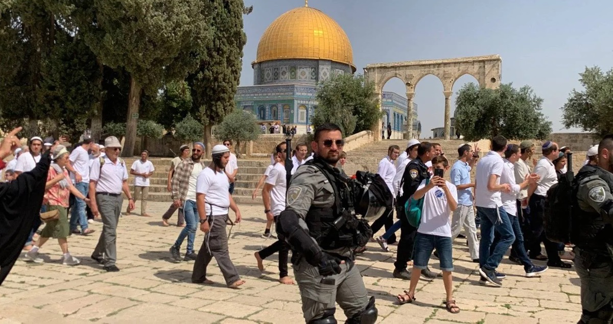 مستوطنون يدنسون الأقصى بحماية شرطة الاحتلال