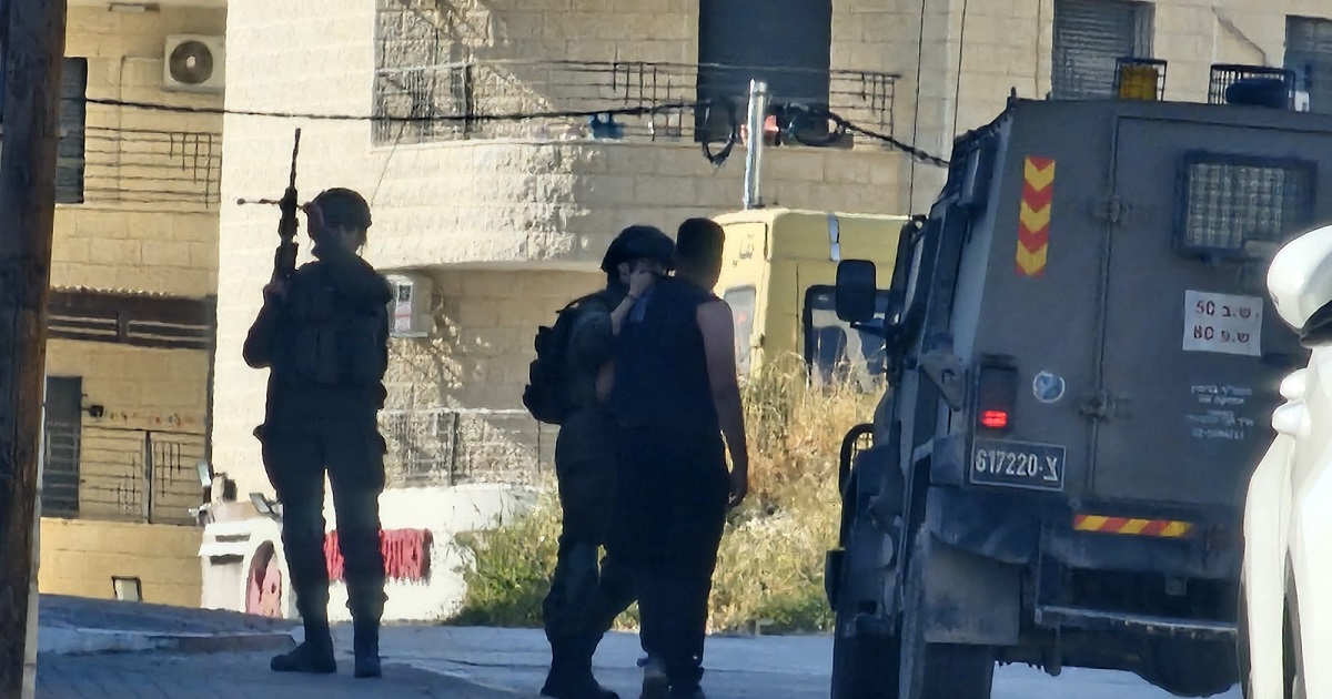 الاحتلال يعتقل شابا من حي ام الشرايط