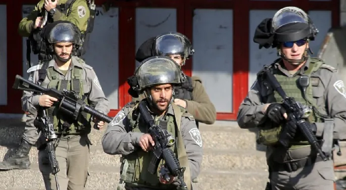 "الشاباك" يزعم اعتقال خلية مسلحة في الضفة كانت تنوي تنظيم هجمات ضد اسرائيل 