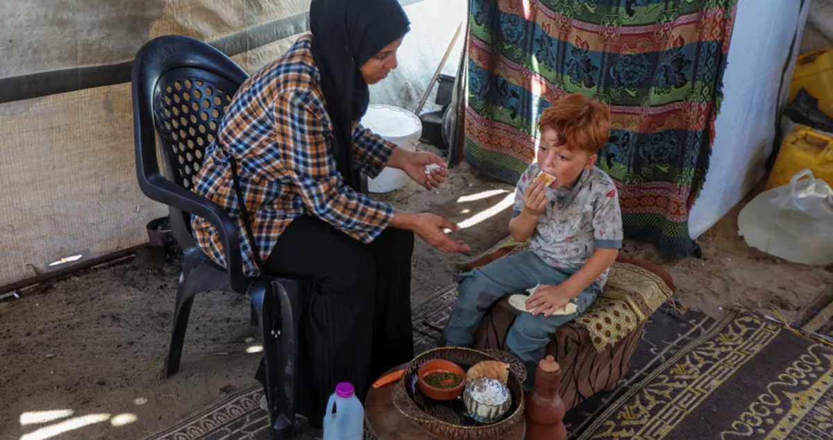 بعد عامين على صورتها التي فطرت القلوب .. امرأة من غزة تواجه معاناة متزايدة
