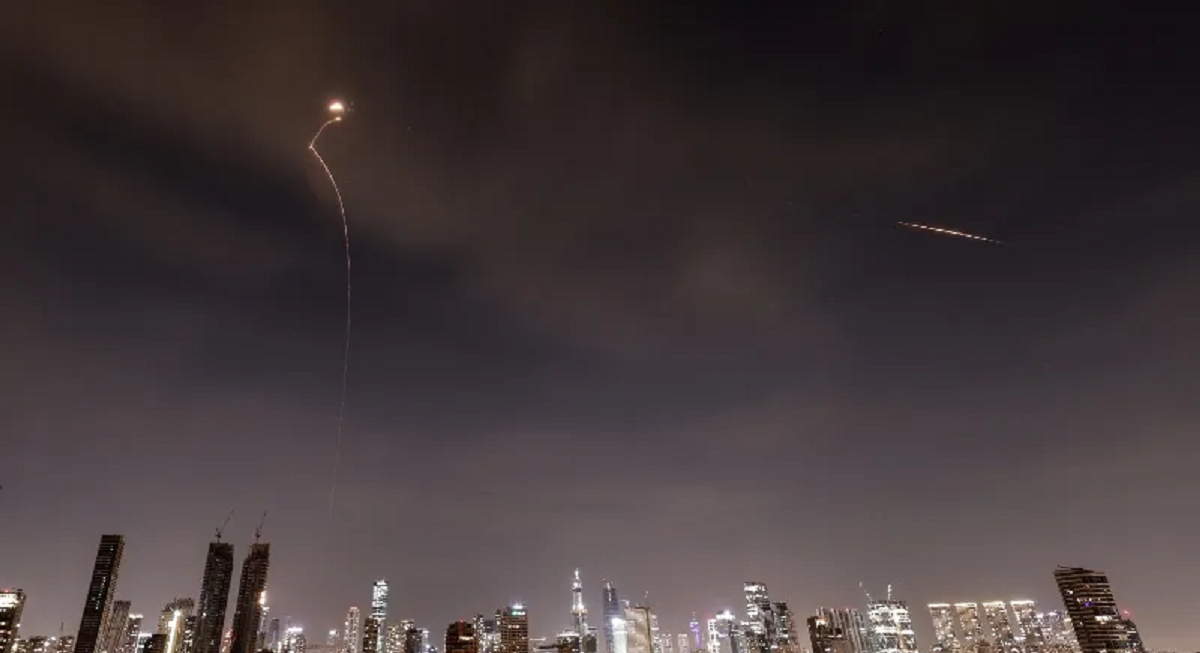 إيران تطلق صواريخ على إسرائيل وتكذّب تصريحات ترامب عن المفاوضات