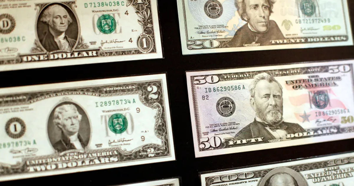 الدولار يتجه لمكاسب أسبوعية مع جمود محادثات أمريكا وإيران