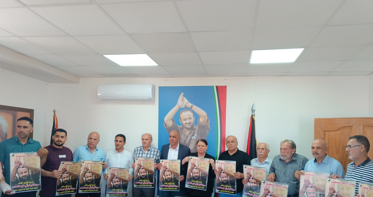 وفد من نادي الأسير يزور حملة القائد مروان البرغوثي