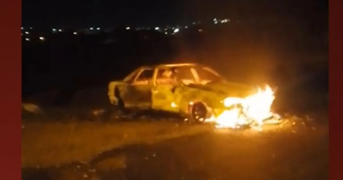 مستوطنون يحرقون مركبة ويحطمون عددا من الاشجار بمسافر يطا