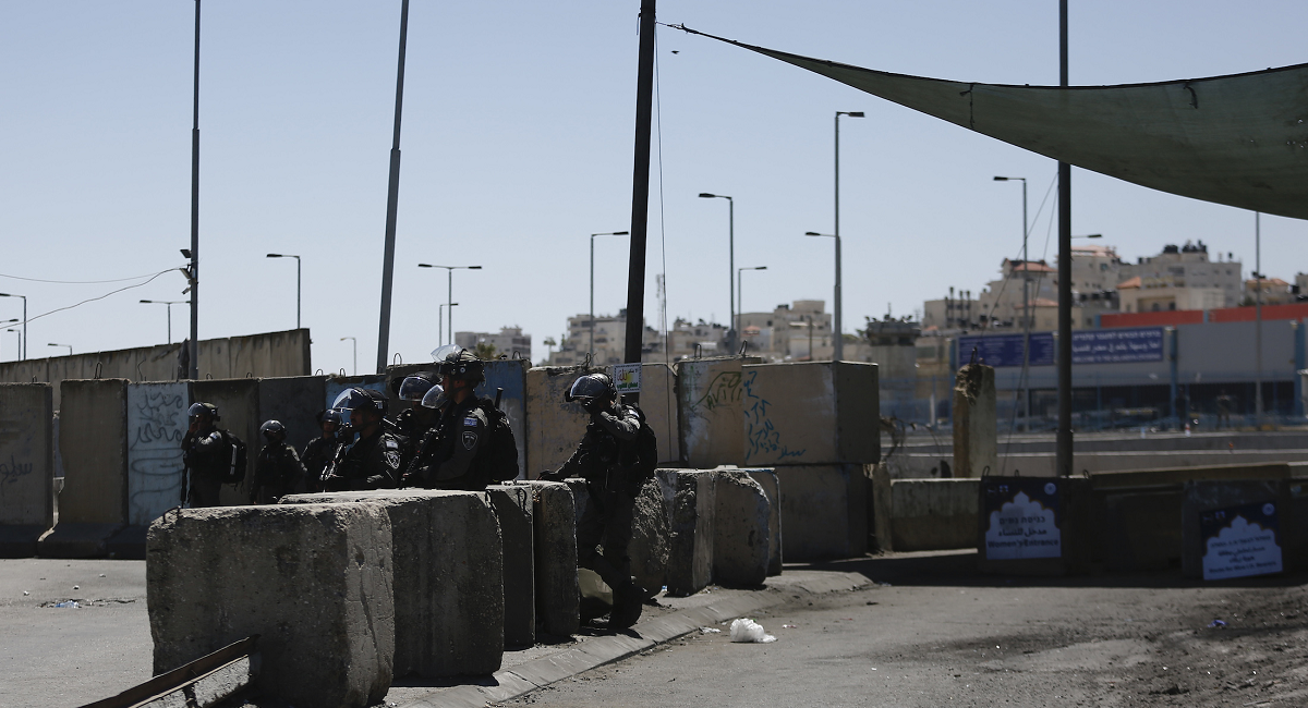 محافظة القدس: الاحتلال يستغل التوتر الإقليمي لعزل القدس خلف البوابات والحواجز العسكرية