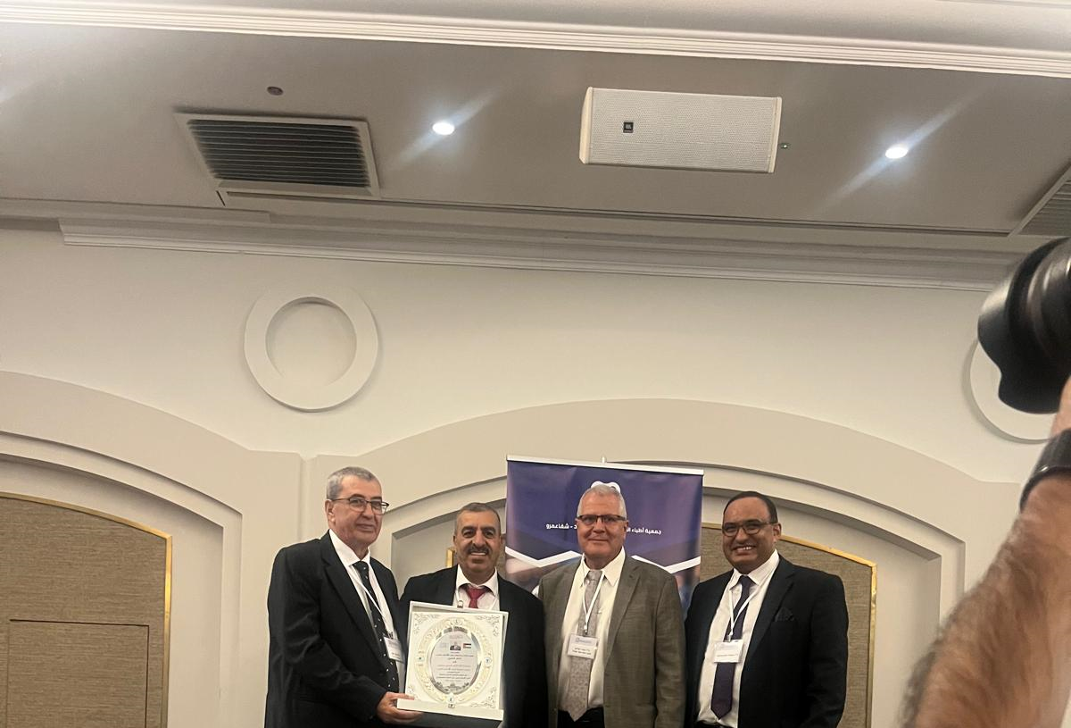 الخبير كمال الخيري يكرم رئيس جمعية أطباء الاسنان العرب في الداخل الفلسطيني 