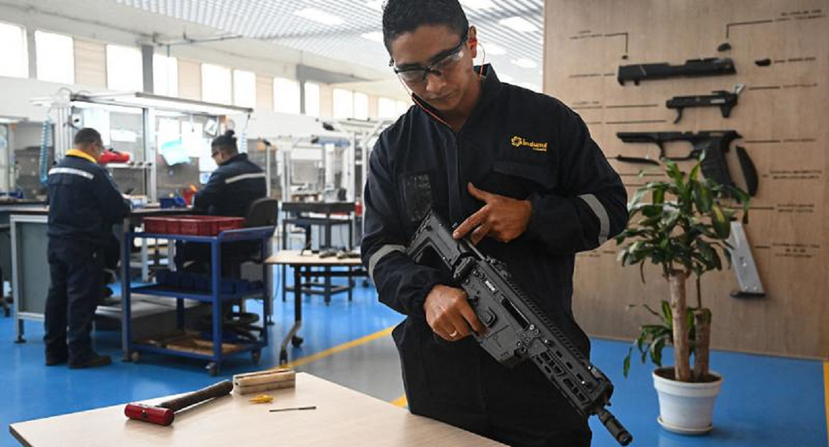 كولومبيا تصمّم بندقية هجومية خاصة بها لتوقفها عن شراء الأسلحة من إسرائيل