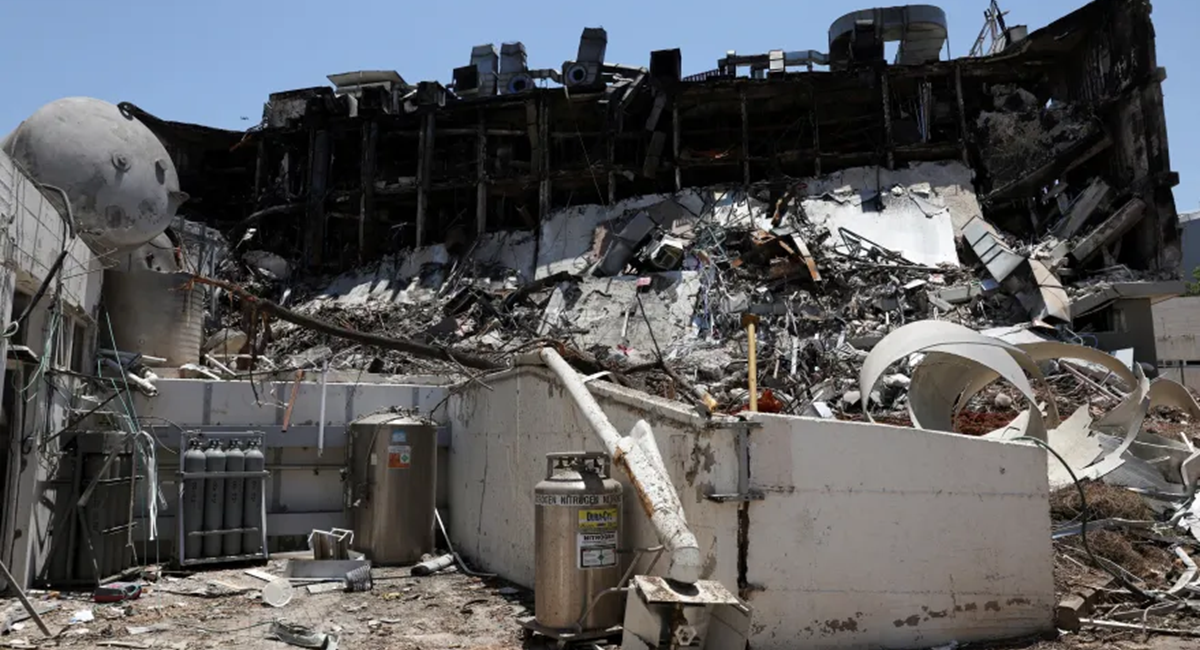 علماء إسرائيليون يبذلون جهودا حثيثة لإنقاذ تجاربهم بعد سقوط صاروخ إيراني على مختبرات حيوية