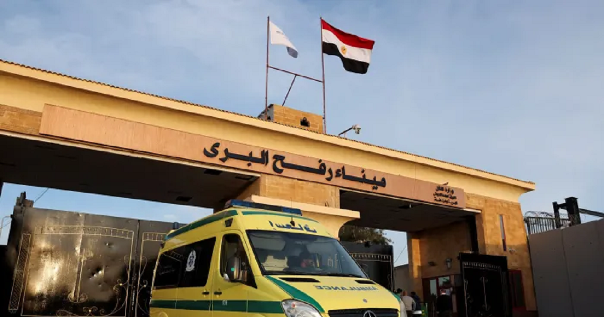 هآرتس تكشف عن تفاصيل مثيرة حول آلية العمل على معبر رفح .. تحقيق وترهيب ومساومة على الهجرة وتنكيل بالعائدين 