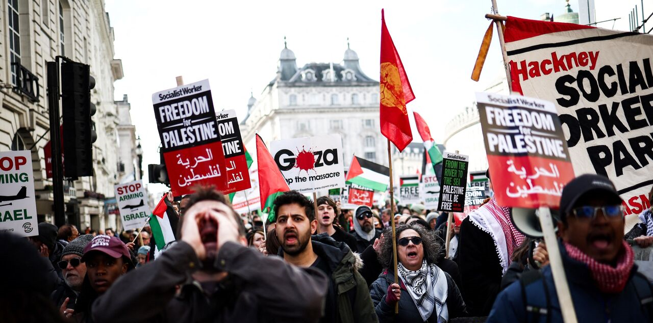 800 شخصية قانونية بريطانية تدعو لفرض عقوبات على إسرائيل  