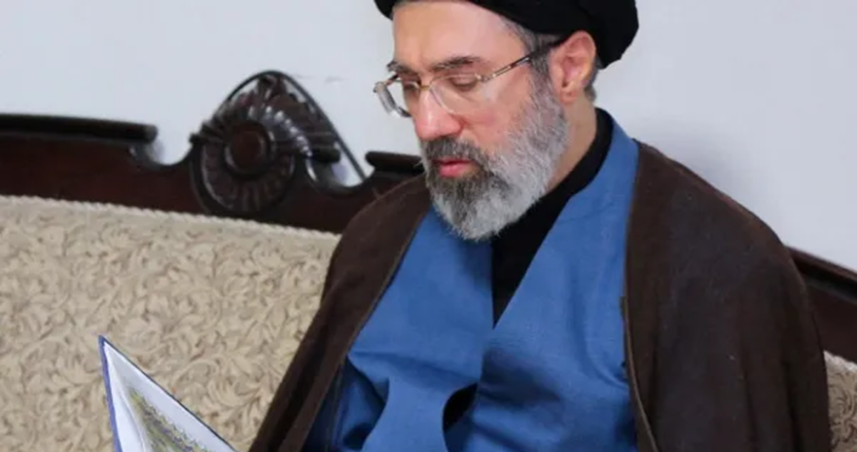 رجل في الأخبار : مجتبى خامنئي .. المرشح الأوفر حظا لخلافة والده زعيما أعلى لإيران