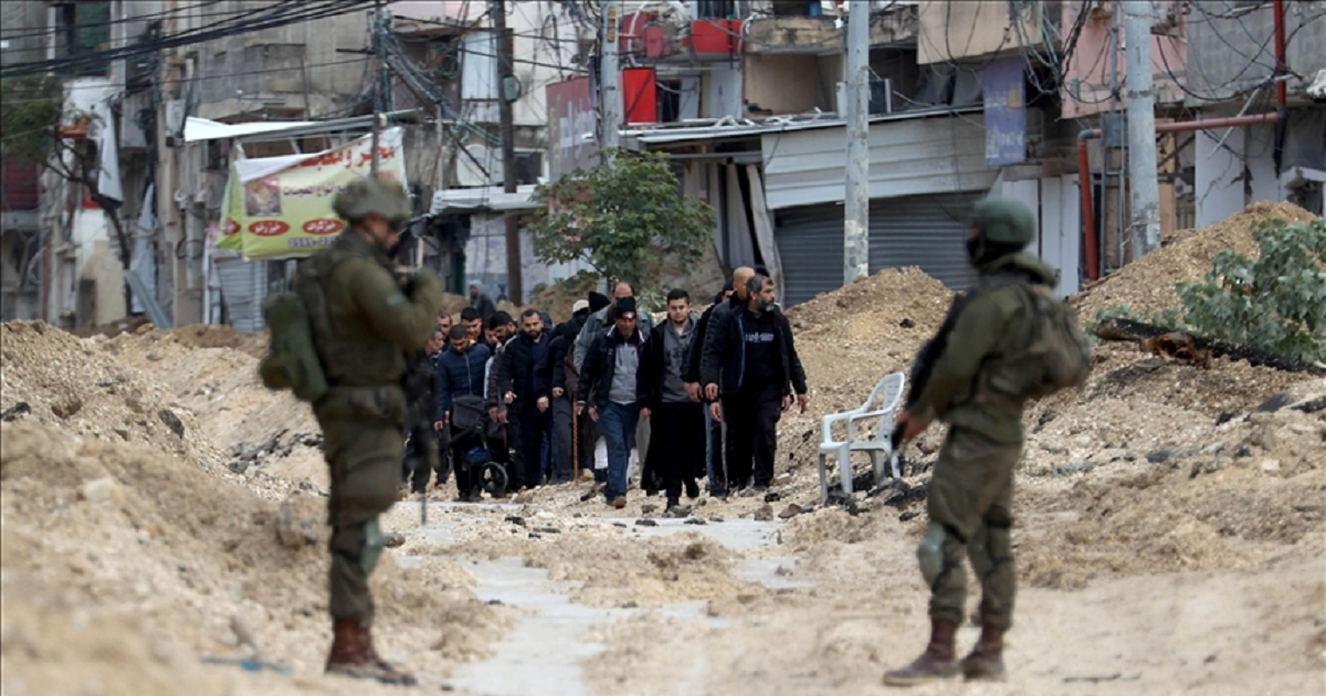 نازحون يعتصمون امام مخيم نور شمس ويطالبون بالعودة اليه 