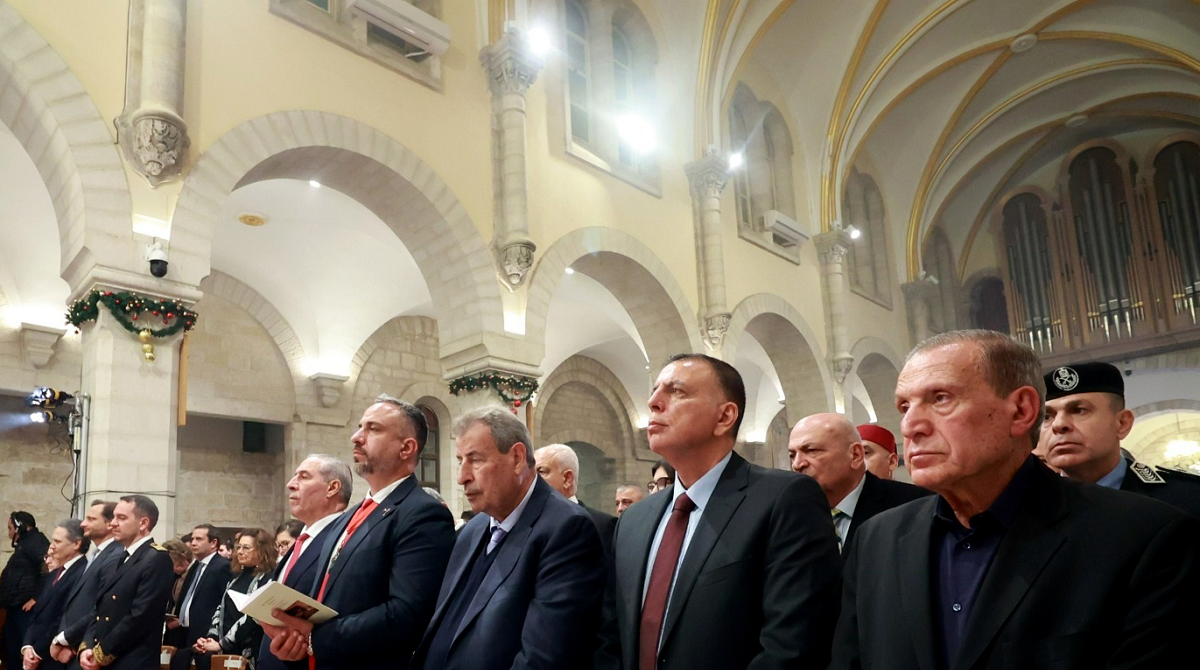 مندوبا عن الملك ... وزير الداخلية الاردني يشارك بقداس منتصف الليل في كنيسة المهد 