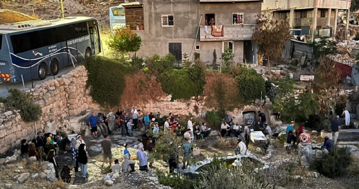 مستوطنون يؤدون طقوسا تلمودية في بلدة "التوانة"  