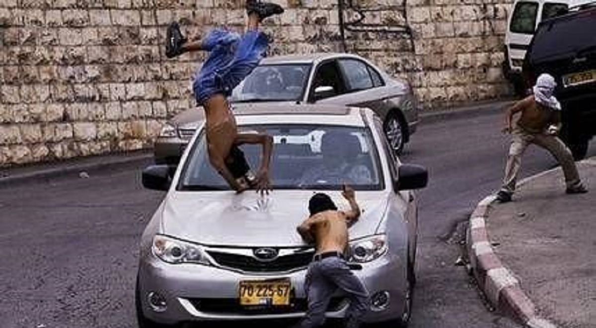 اخطارات بالهدم ببلدة قلنديا ومداهمة منازل في سلون ودهس خمسة عمال في نحالين ومستوطن يحرق مسكنا  بمسافر يطا 